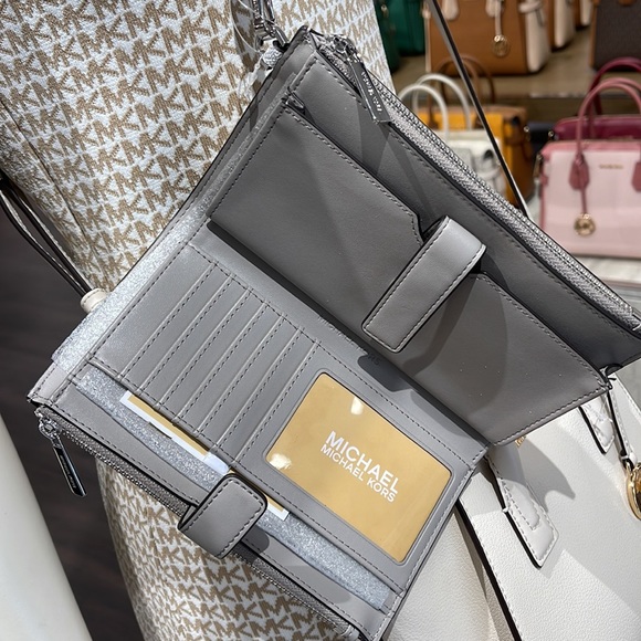 MICHAEL KORS LARGE DOUBLE ZIP WRISTLET 
Bright White - Picture 11 of 16